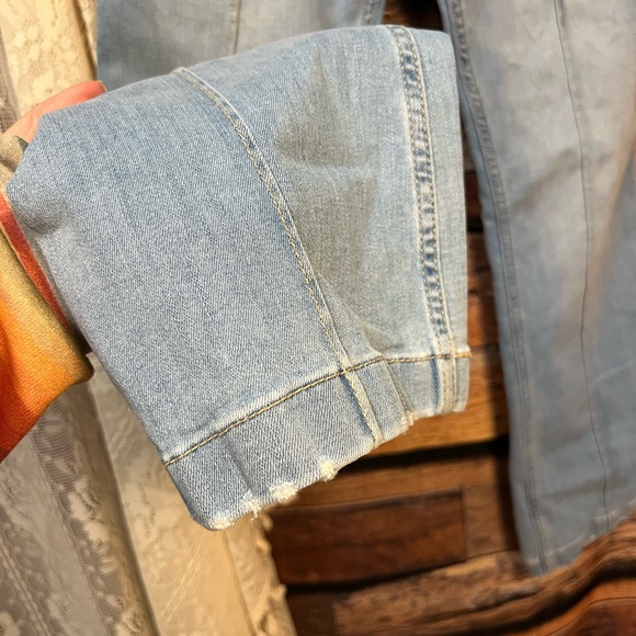 Abercrombie Kids Low Rise Boot Cut Light Wash Flared Jeans (051) - Picture 3 of 7